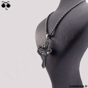 خرید قشنگ ترین مدل گردنبند طرح صلیب نگین دار با تاج فول نگین مشکی و بهترین قیمت